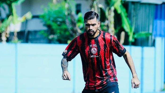 Gelandang asing Arema FC Julian Guevara.