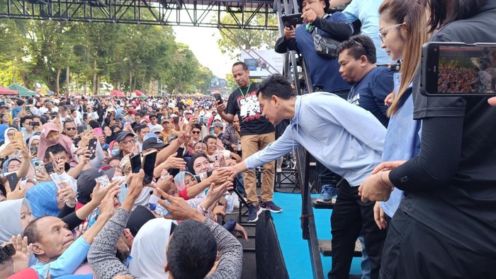 Gibran jalan sehat di Makassar