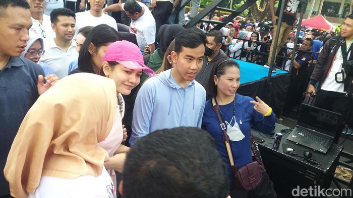 Calon Wakil Presiden (cawapres) nomor urut 2 Gibran Rakabuming Raka menghadiri Jalan Sehat di Makassar, Sulawesi Selatan (Sulsel).
