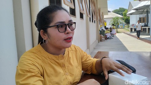 Guru bahasa Jerman SMAN 2 Komodo Yuventia D.Gratia. (Ambrosius Ardin)