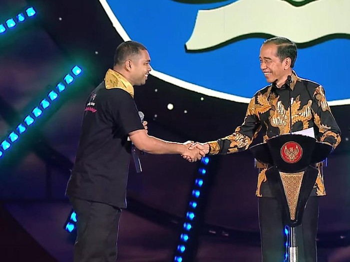 Guru yang berhasil menjawab tebak-tebakan Jokowi dalam Puncak Hari Guru Nasional di Arena GBK, Sabtu 25 November 2023 (screenshot YouTube Kemendikbud RI)