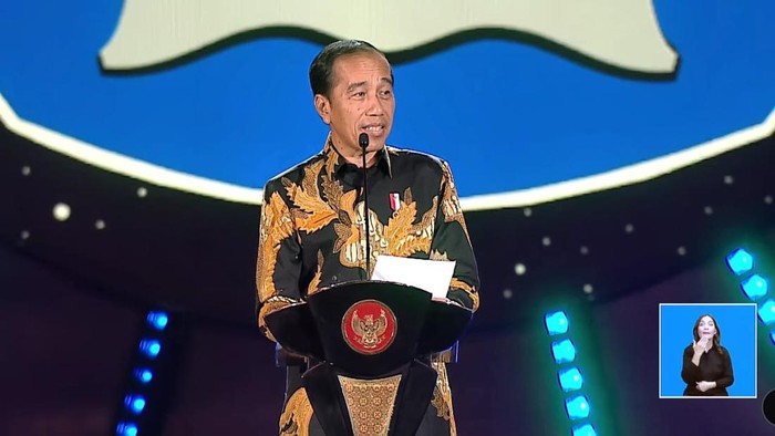 Guru yang berhasil menjawab tebak-tebakan Jokowi dalam Puncak Hari Guru Nasional di Arena GBK, Sabtu 25 November 2023 (screenshot YouTube Kemendikbud RI)