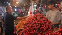 Harga cabai rawit di pasar tersebut mengalami kenaikan dari Rp95.000-an per kilogram menjadi sekitar Rp100.000 per kilogram karena pasokan yang menurun akibat cuaca buruk di sejumlah daerah penghasil cabe. 