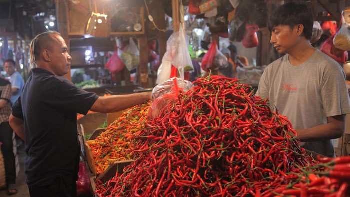 Pedagang melayani pembeli cabai rawit di  Pasar Senen, Jakarta, Sabtu (25/11/2023). Harga cabai rawit di pasar tersebut mengalami kenaikan dari Rp95.000-an per kilogram menjadi sekitar Rp100.000 per kilogram karena pasokan yang menurun akibat cuaca buruk di sejumlah daerah penghasil cabe. ANTARA FOTO/Reno Esnir/YU
