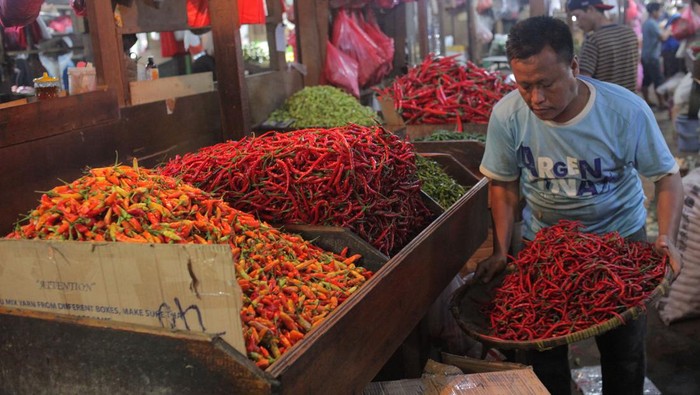 Pedagang melayani pembeli cabai rawit di  Pasar Senen, Jakarta, Sabtu (25/11/2023). Harga cabai rawit di pasar tersebut mengalami kenaikan dari Rp95.000-an per kilogram menjadi sekitar Rp100.000 per kilogram karena pasokan yang menurun akibat cuaca buruk di sejumlah daerah penghasil cabe. ANTARA FOTO/Reno Esnir/YU