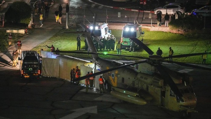 Helikopter yang membawa para sandera yang dibebaskan Hamas mendarat di Israel. (AP Photo/Ohad Zwigenberg)