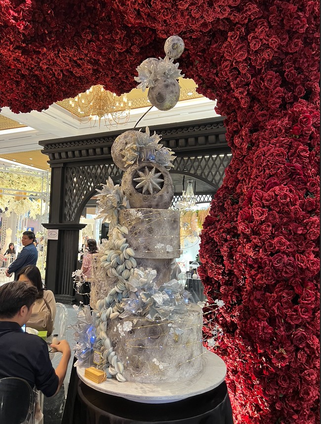 Jika bosan dengan desain kue pernikahan yang itu-itu saja, desain yang satu ini bisa jadi pilihan. Didominasi warna abu-abu dengan sedikit warna biru muda, kue tersebut mengingatkan pada antariksa dengan tekstur yang tak rata seperti permukaan planet. Foto: Wolipop/Vina Oktiani