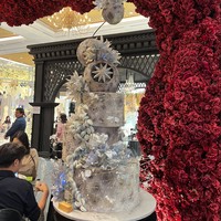 Jika bosan dengan desain kue pernikahan yang itu-itu saja, desain yang satu ini bisa jadi pilihan. Didominasi warna abu-abu dengan sedikit warna biru muda, kue tersebut mengingatkan pada antariksa dengan tekstur yang tak rata seperti permukaan planet. Foto: Wolipop/Vina Oktiani