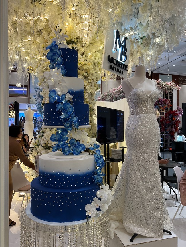 Jika bosan dengan warna putih polos, perpaduan warna yang satu ini boleh dicoba. Didominasi warna biru, kue pernikahan tersebut terlihat cantik dengan dekorasi bunga berwarna putih dan biru. Ditambah dengan mutiara-mutiara kecil, kue tersebut jadi semakin memukau. Foto: Wolipop/Vina Oktiani