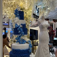 Jika bosan dengan warna putih polos, perpaduan warna yang satu ini boleh dicoba. Didominasi warna biru, kue pernikahan tersebut terlihat cantik dengan dekorasi bunga berwarna putih dan biru. Ditambah dengan mutiara-mutiara kecil, kue tersebut jadi semakin memukau. Foto: Wolipop/Vina Oktiani