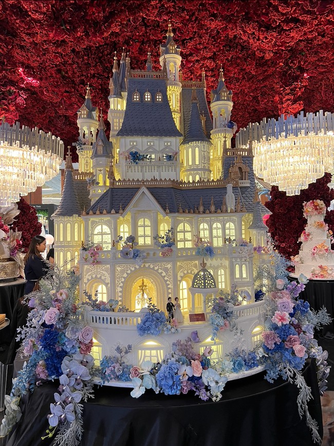 Kue pernikahan yang satu ini cocok bagi kamu yang mendambakan pernikahan mewah bak negeri dongeng. Berbentuk menyerupai kastil kerajaan yang megah, dijamin desain kue yang satu ini bakal bikin para tamu undangan terpana. Foto: Wolipop/Vina Oktiani