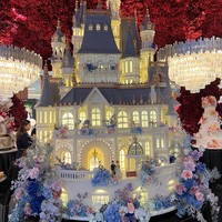 Kue pernikahan yang satu ini cocok bagi kamu yang mendambakan pernikahan mewah bak negeri dongeng. Berbentuk menyerupai kastil kerajaan yang megah, dijamin desain kue yang satu ini bakal bikin para tamu undangan terpana. Foto: Wolipop/Vina Oktiani