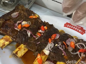Nikmatnya Daging Iga Bakar Jumbo yang Lembut Berbalut Rempah