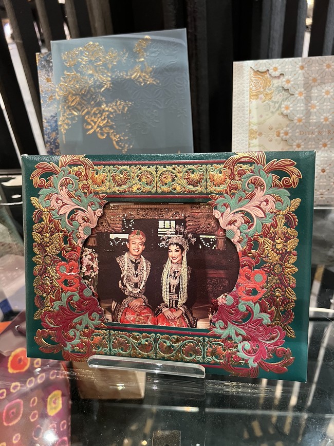 Memajang foto pengantin di bagian depan undangan pernikahan juga bisa menjadi pilihan. Ditambah dengan desain yang pas sesuai dengan tema foto, undangan pernikahan akan terlihat menawan. Foto: Wolipop/Vina Oktiani