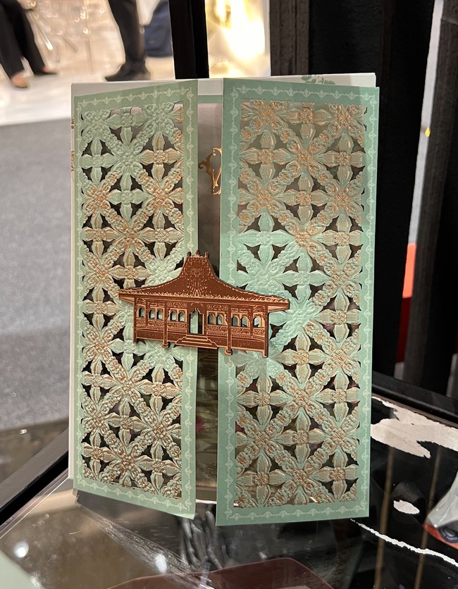 Kental unsur adat, desain undangan pernikahan yang satu ini tak kalah menarik. Tampak simpel dengan aksen berbentuk seperti rumah Joglo pada bagian tengahnya. Perpaduan warna hijau dan coklat juga membuat undangan tetap terlihat kalem dan tidak mencolok. Foto: Wolipop/Vina Oktiani