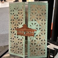 Kental unsur adat, desain undangan pernikahan yang satu ini tak kalah menarik. Tampak simpel dengan aksen berbentuk seperti rumah Joglo pada bagian tengahnya. Perpaduan warna hijau dan coklat juga membuat undangan tetap terlihat kalem dan tidak mencolok. Foto: Wolipop/Vina Oktiani