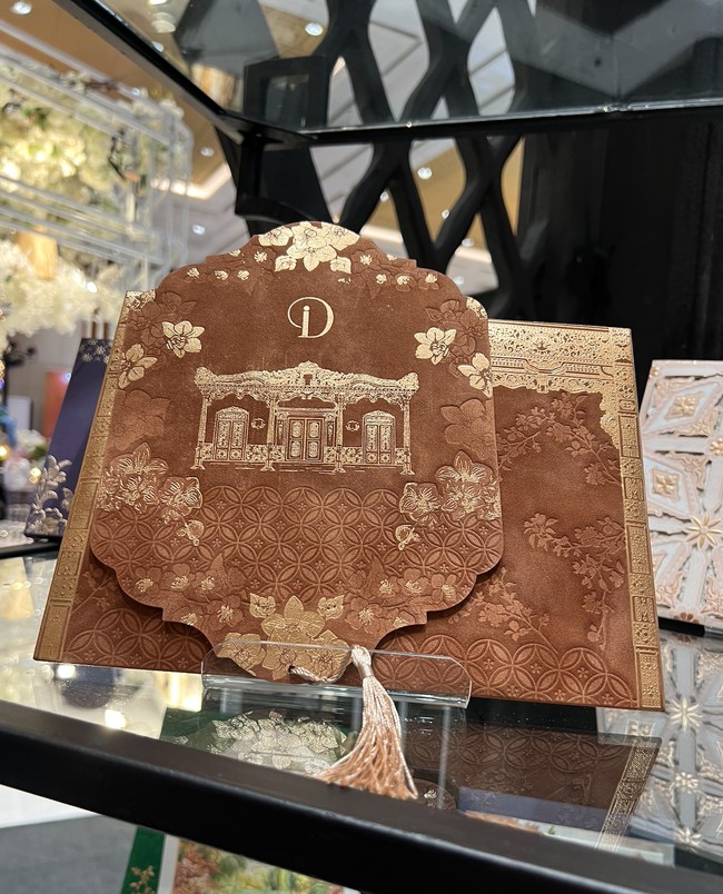 Ingin tampilan yang berbeda, kamu bisa juga memilih bahan velvet untuk undangan pernikahanmu. Bahan tersebut memberi kesan premium. Ditambah dengan desain simpel yang pas, undangan pernikahanmu akan terlihat elegan. Foto: Wolipop/Vina Oktiani