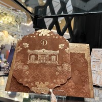 Ingin tampilan yang berbeda, kamu bisa juga memilih bahan velvet untuk undangan pernikahanmu. Bahan tersebut memberi kesan premium. Ditambah dengan desain simpel yang pas, undangan pernikahanmu akan terlihat elegan. Foto: Wolipop/Vina Oktiani