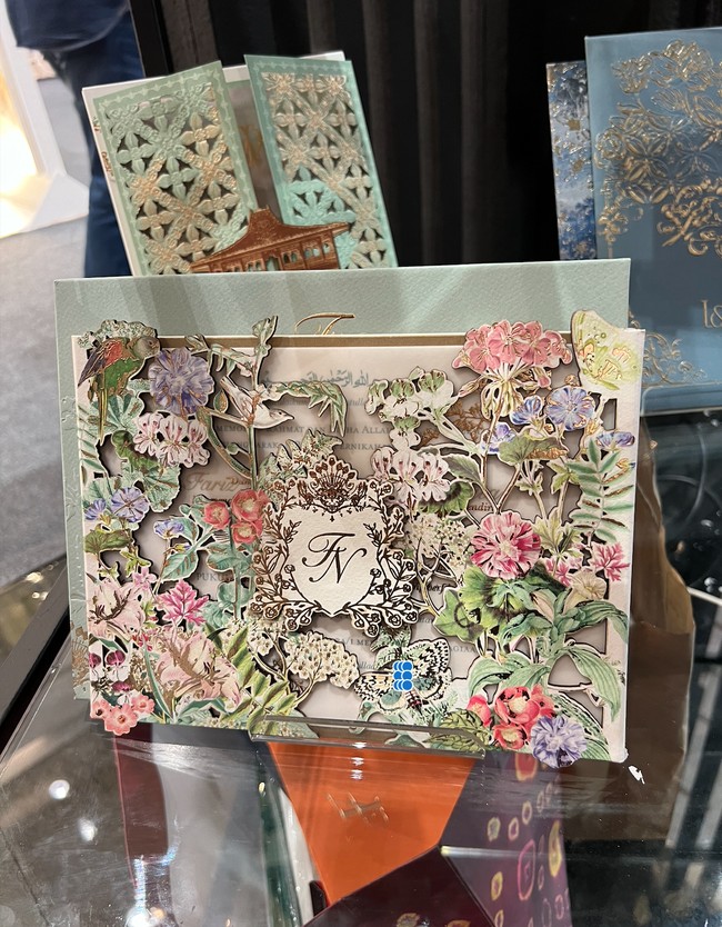 Jika menginginkan undangan pernikahan yang sedikit lebih berwarna namun tetap terlihat soft maka desain yang satu ini patut jadi pertimbangan. Dengan potongan yang pas mengikuti gambar, desain undangan jadi terlihat unik dan artistik. Foto: Wolipop/Vina Oktiani