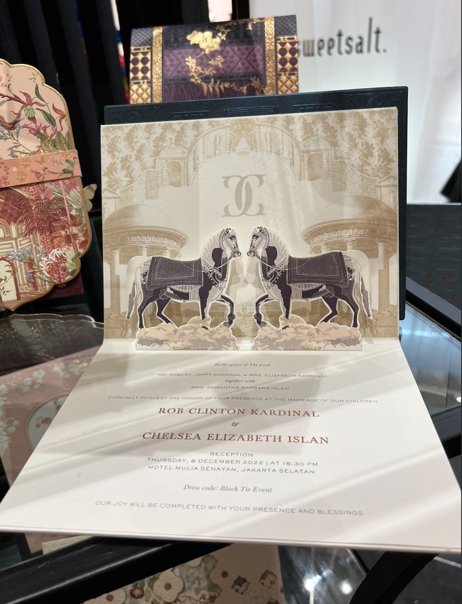 Seperti artis cantik Chelsea Islan, kamu juga bisa menambahkan desain 3D di bagian dalam undangan. Desain tersebut pastinya akan membuat undangan jadi lebih menarik dan unik bernilai seni. Foto: Wolipop/Vina Oktiani