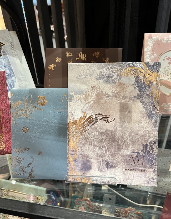 Walaupun terlihat simpel namun undangan pernikahan artis cantik Maudy Ayunda ini jika diperhatikan cukup unik dan bernilai seni. Menggunakan perpaduan beberapa warna yang soft membuat undangan terlihat elegan. Foto: Wolipop/Vina Oktiani