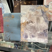 Walaupun terlihat simpel namun undangan pernikahan artis cantik Maudy Ayunda ini jika diperhatikan cukup unik dan bernilai seni. Menggunakan perpaduan beberapa warna yang soft membuat undangan terlihat elegan. Foto: Wolipop/Vina Oktiani