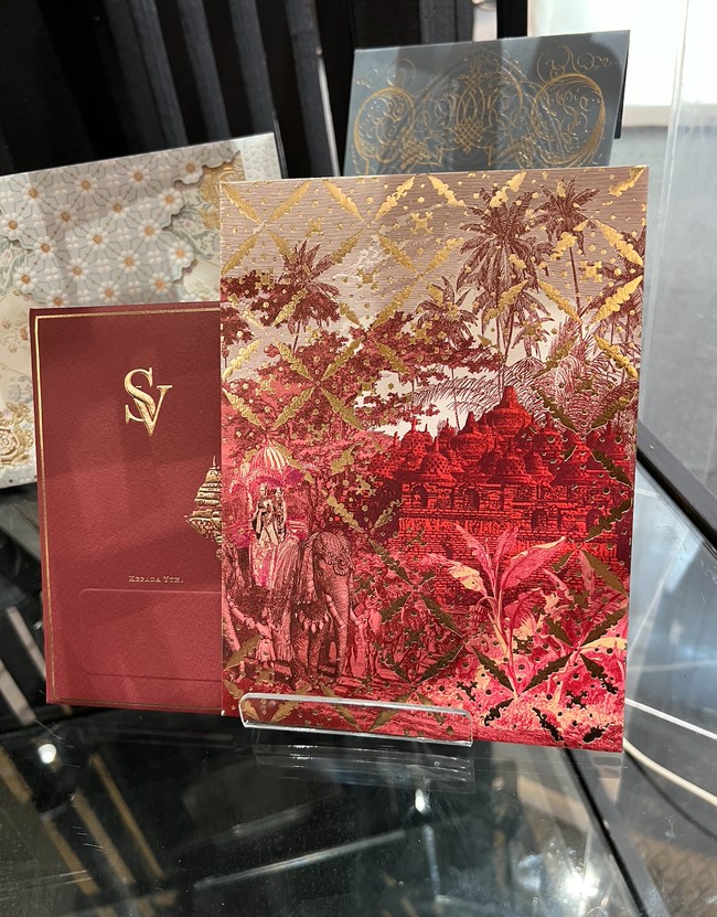 Perpaduan warna merah dengan gold membuat undangan pernikahan terlihat mewah. Desainnya pun tampak unik dengan gambar candi Borobudur di salah satu sisinya. Foto: Wolipop/Vina Oktiani