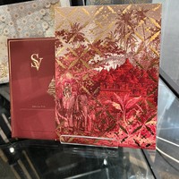 Perpaduan warna merah dengan gold membuat undangan pernikahan terlihat mewah. Desainnya pun tampak unik dengan gambar candi Borobudur di salah satu sisinya. Foto: Wolipop/Vina Oktiani