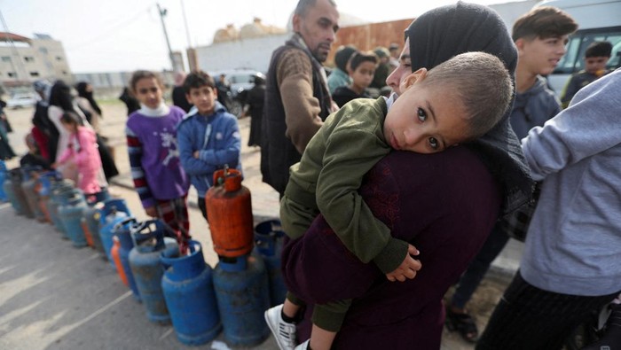 ISRAEL-PALESTINIANS/TRUCE Palestinians gather to fill liquid gas cylinders, during a temporary truce between Hamas and Israel, in Rafah in the southern Gaza Strip November 25, 2023. REUTERS/Ibraheem Abu Mustafa