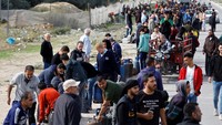 Begini potret antrean warga Gaza yang hendak mengisi tabung gas untuk memenuhi kebutuhan di kawasan Rafah, Gaza, Sabtu (25/11/2023).