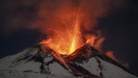Letusan lava pijar langsung menerangi langit malam.