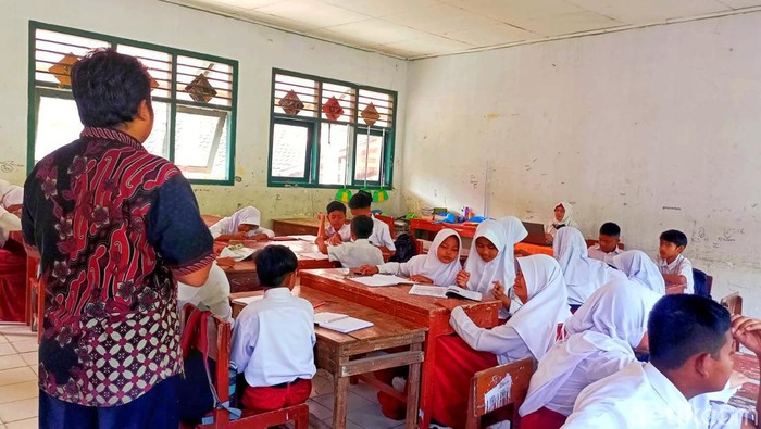 Jenal Abidin bersama muridnya.