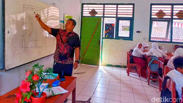 Jenal Abidin bersama muridnya.