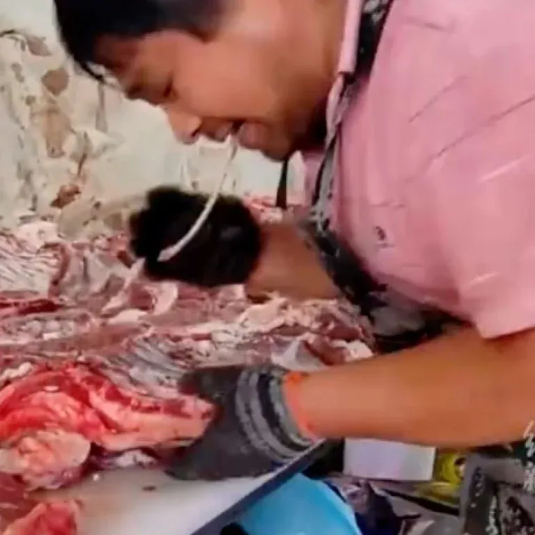 Jijik! Penjual Ini Lepaskan Tulang dari Daging Mentah Pakai Mulutnya