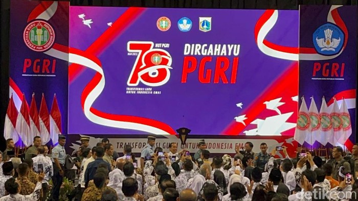Jokowi tiba di acara peringata HUT ke-78 PGRI, Kelapa Gading, Jakarta Utara.