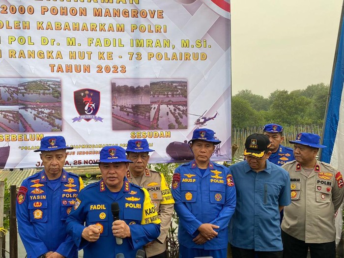 Kabaharkam Polri Komjen Fadil Imran pimpin penanamam 73.000 bibit mangrove serentak di HUT ke-73 Korpolairud.