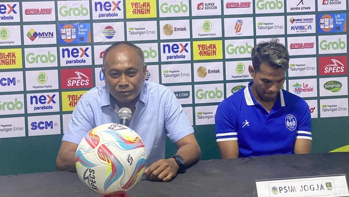 Kas Hartadi dan I Nyoman Sukarja saat sesi jumpa pers usai laga PSIM vs Malut United di Stadion Mandala Krida, Jogja, Sabtu (25/11/2023).