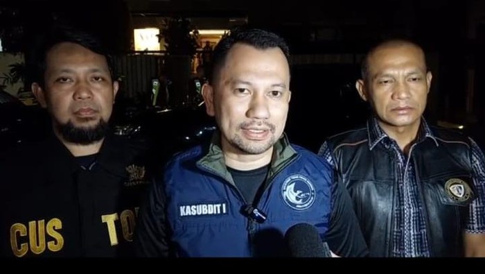 Kasubdit 1 Dittipidnarkoba Bareskrim Polri Kombes Calvijn Jean Simanjuntak (tengah)
