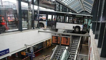 Bus Menabrak Kaca Di Stasiun Kereta Api Di Hamburg Foto: Boredpanda