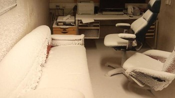 Akibat lupa menutup jendela saat hujan salju.. Foto: Boredpanda