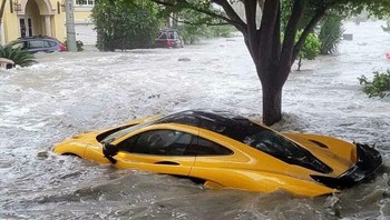 Sebuah Mclaren Terendam Air Akibat Badai Ian Di Miami foto: Boredpanda