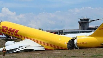 Ketika pesawat karbo DHL patah... Foto: Boredpanda