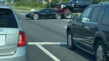 Ketika sebuah truk menabrak Porsche... Foto: Boredpanda