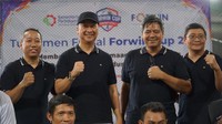Menteri Perindustrian Agus Gumiwang Kartasasmita (kedua kiri) bersama Plt Sekjen Kementerian Perindustrian Putu Juli Ardika (kedua kanan), Kepala Biro Humas Kementerian Perindustrian Kris Sasono Ngudi Wibowo (kanan) dan Ketua Umum Forum Wartawan Industri (Forwin) Sanusi saat membuka acara Forwin Cup 2023 di Grand Futsal Kuningan, Jakarta, Sabtu (25/11/2023).