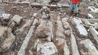 Potret makam konon diyakini pusara anak Brawijaya V. Tampak makam kuno itu sudah berongga di sejumlah sisi, yakni di sisi timur, selatan dan utara bawah.