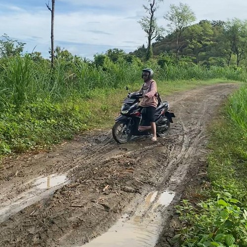 Kondisi jalan ke SD/SMP 6 Satap (satu atap) yang terletak di Dusun Bangket Molo, Desa Mekar Sari, Kecamatan Praya Barat, Lombok Tengah. (Istimewa)