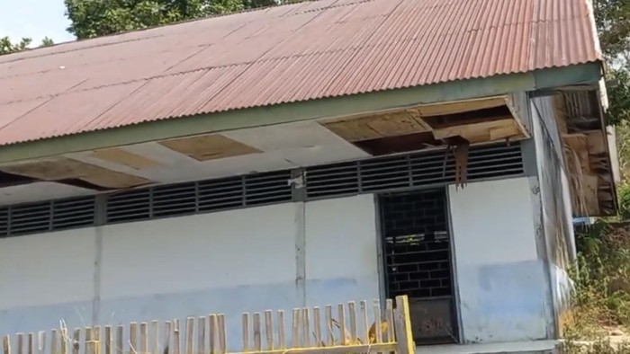 Kondisi ruangan kelas kosong di SMPN 5 Parepare akibat murid yang berkurang.
