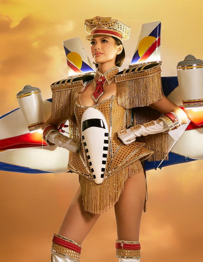 Kostum dengan tema penerbangan ini merupakan kreasi dari desainer Michael Barassi. Foto: Instagram/@missuniverse @michelledee