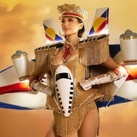 Kostum dengan tema penerbangan ini merupakan kreasi dari desainer Michael Barassi. Foto: Instagram/@missuniverse @michelledee