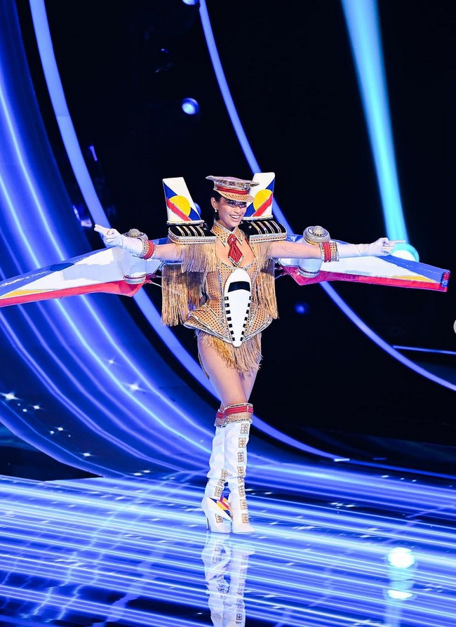 Kostum bertema penerbangan ini sempat menuai kontroversi. Sejumlah netizen mempertanyakan bagaimana kostumnya relevan dengan budaya Filipina. Ada yang berkomentar bahwa kostumnya lebih cocok untuk kompetisi robot. “Maaf tapi ini bahkan tidak memiliki sentuhan NATCOS Filipina!” protes salah satu netizen. Foto: Instagram/@missuniverse @michelledee